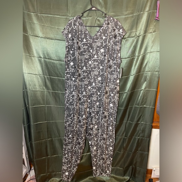 Disney Mickey Grey Paisley Print Jumpsuit NWT Size 2XL - Picture 5 of 6
